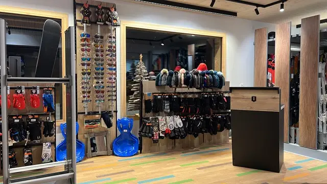 Rayon de masques et lunettes de ski dans le magasin JUSKI Sports à Praz de Lys