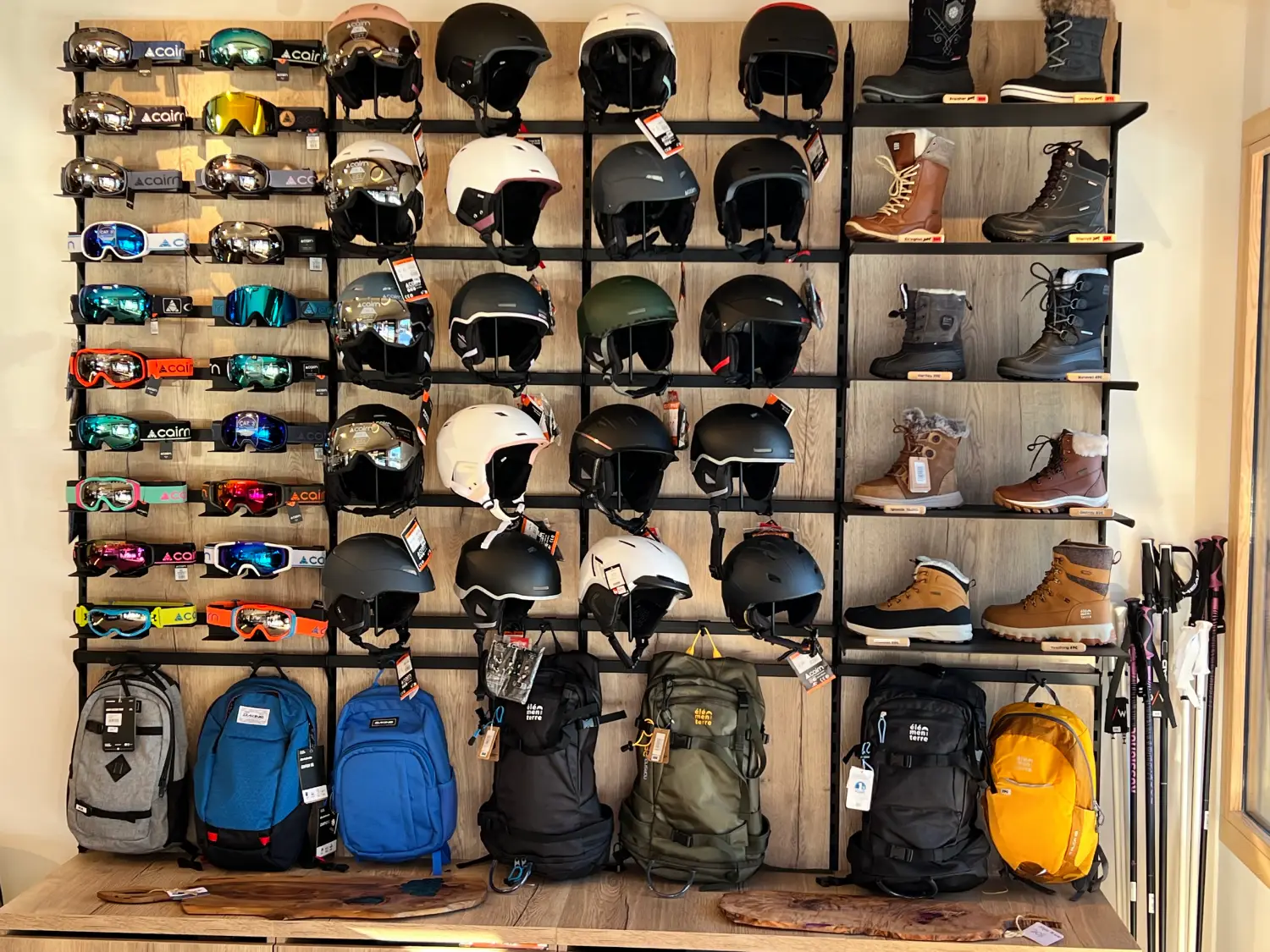 Espace de vente de casques et gants de ski chez JUSKI Sports