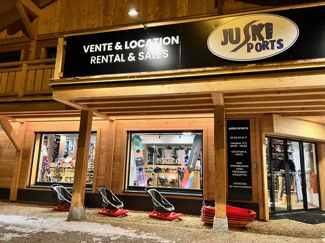 Sélection de bonnets et après-ski disponibles à la vente chez JUSKI Sports
                        